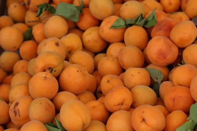 What does apricot taste like?